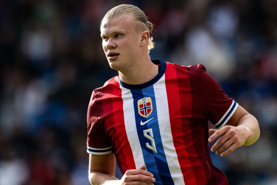 新赛季大幕即将拉开！@上海久事大鲨鱼官方微博 晒定妆照拍摄花絮！（新赛季将启幕，@上海久事大鲨鱼官方微博发布定妆照拍摄花絮！）