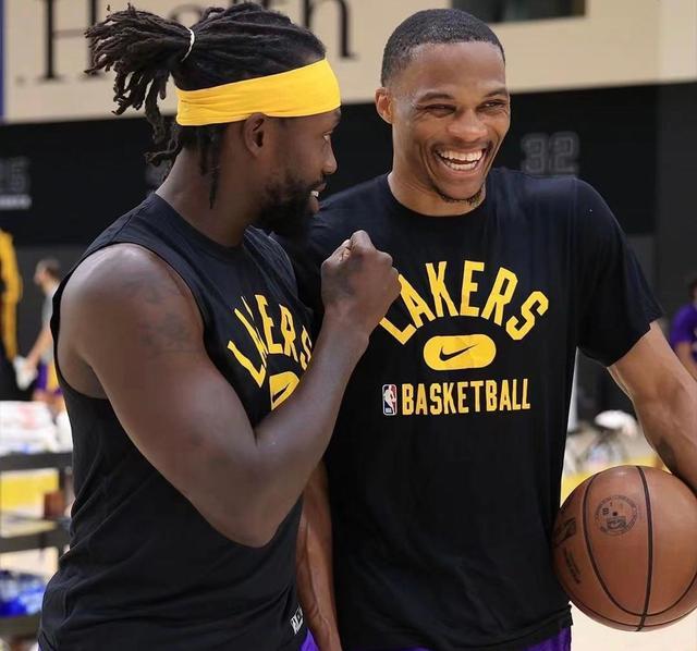 家族矛盾再升级？太阳报：贝克尔姆与妻子已取关长子布鲁克林（家族矛盾升级？太阳报称贝克尔姆夫妇已取消关注长子布鲁克林）