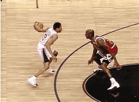 半场战报：萨索洛0-1热那亚，马利诺夫斯基破门（半场快讯：热那亚1-0领先萨索洛，马利诺夫斯基建功）