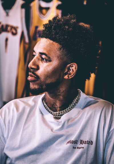 太帅了！库里多次单挑弗拉格：让你见识下历史三分王的威力！（库里连番单挑弗拉格，尽显历史三分王的统治力）