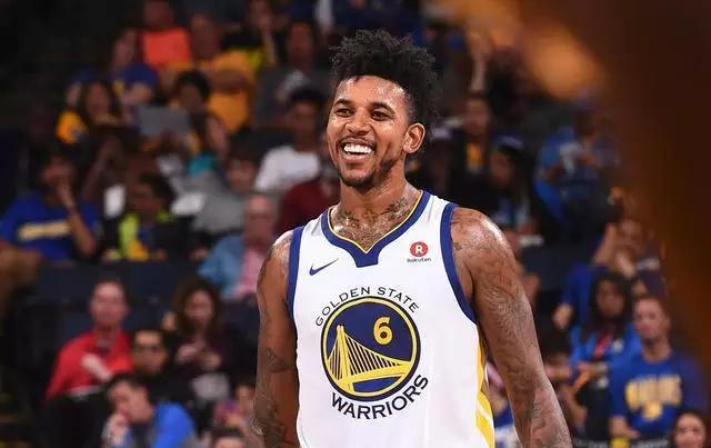 打得不错！武切维奇20中11拿下24分15板2助1断2帽（武切维奇表现出色：20投11中斩获24分15板2助1断2帽）